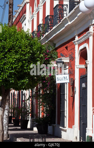 Hotel sign dans la ville coloniale de El Fuerte, Sinaloa, Mexique. Banque D'Images