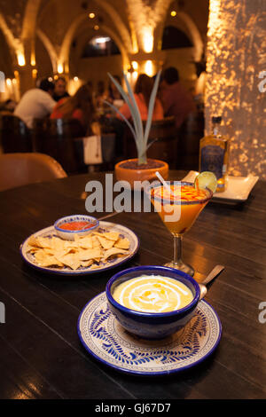 Soupe de maïs avec une mangue fraîche marguerite dans La Taberna restaurant du La cofradía hacienda à Tequila, Jalisco, Mexique. Banque D'Images