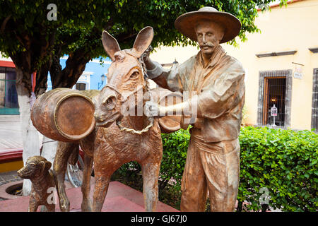 Statue d'un âne tirant dans la plaza de tequila Tequila, Jalisco, Mexique. Banque D'Images