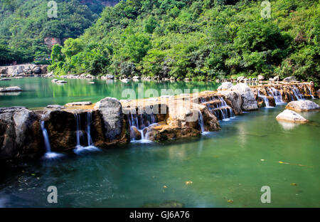 Chutes d'eaux et cascades d'Yun-Tai Mountain Chine Banque D'Images