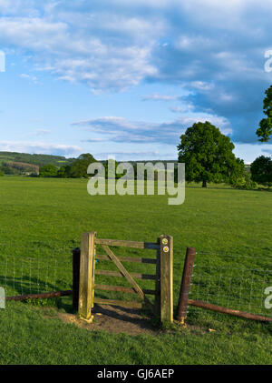 dh WINCHCOMBE GLOUCESTERSHIRE Wardens Way sentier champ porte cotswolds été marche Banque D'Images