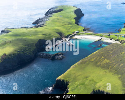 dh BU Ness FAIR ISLE SHETLAND Iles écossaises vue aérienne De North Haven Pier plage de sable port d'écosse Banque D'Images