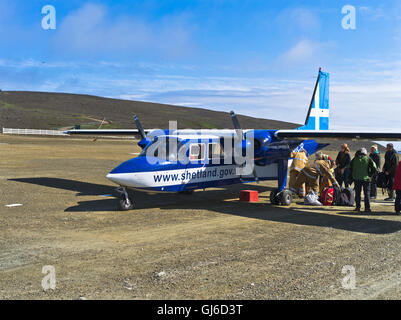 dh Fair Isle Airport FAIR ISLE SHETLAND Directflights l'avion de chargement de l'islander est l'écosse petit turboprop uk embarquement passager piste Banque D'Images
