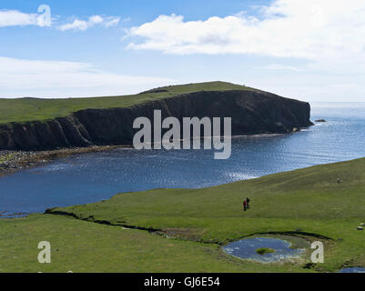 Dh South Haven FAIR ISLE SHETLAND Couple marchant sur falaise Bu Ness Ecosse personnes national trust Banque D'Images