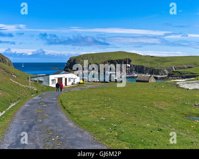 Dh FAIR ISLE SHETLAND Couple walking country lane road North Haven Bu Ness Banque D'Images