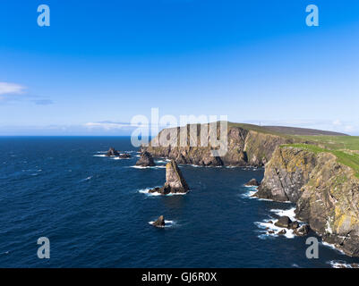 Dh FAIR ISLE SHETLAND Lang Cole pile mer côte seacliff robuste des falaises sauvages Ecosse Banque D'Images