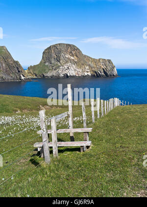 dh le Heelors Sheep Rock FAIR ISLE SCOTLAND ISLANDS sentier clôture stile mer stack Vaasetter paysage national confiance côte isles sentier côtier Banque D'Images