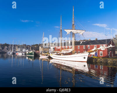 Lerwick LERWICK port dh grand voilier SHETLAND yachts fidèles dans le port des îles Shetland scène tôt le matin Banque D'Images