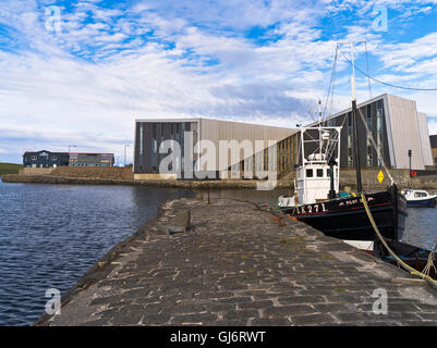 SHETLAND LERWICK Dock Hays dh complexe de cinéma moderne bateaux port quai pier building Banque D'Images