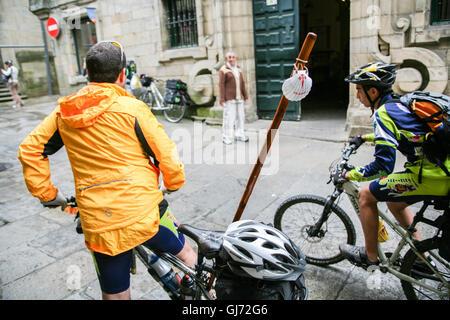 Des milliers de visiteurs et pèlerins se rassemblent à Santiago de Compostelle pour célébrer St James 24. Ici en face de l'office des pèlerins Banque D'Images