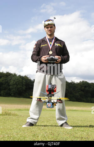 Drone course Queen's Cup 2016. FPV, première personne Voir pilote racer Drone Gary Kent fait voler un drone quadcopter à la piste. Banque D'Images