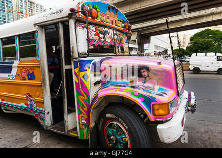 La ville de Panama, Panama - Mars 18, 2014 : Red Devil Bus (Diablo Rojo) dans une rue de la ville de Panama. Red Devil les bus sont les transpo Banque D'Images