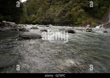 La rivière Haast s'exécute comme une rivière de montagne dans les Alpes du sud de la Nouvelle-Zélande. Banque D'Images