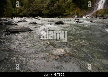 La rivière Haast s'exécute comme une rivière de montagne dans les Alpes du sud de la Nouvelle-Zélande. Banque D'Images