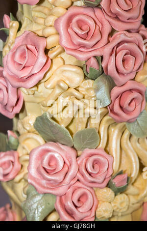 Détail d'un gâteau de mariage au chocolat élaboré sur mesure avec des roses roses au chocolat, des os de dinosaures et une colonne fossile de Choccywoccydoodah de Brighton Banque D'Images