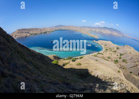 Le calme, les eaux chaudes des îles arides surround dans le Parc National de Komodo, en Indonésie. Cette région abrite le fameux dragon de Komodo. Banque D'Images