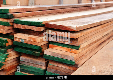 Pile de bois coupe de bois une feuille dans le domaine de la construction Banque D'Images