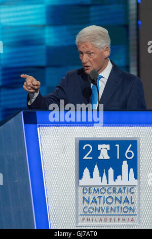 L'ancien Président Bill Clinton donne l'allocution à la 2e jour de la Convention Nationale Démocratique à la Wells Fargo Center le 26 juillet 2016 à Philadelphie, Pennsylvanie. Banque D'Images