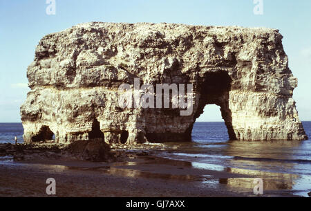 Ciel bleu à marée basse vue de la plage, du sud, de la mer Marsden Rock Pile, comme il est apparu en 1975, Marsden Bay, South Shields, Tyne and Wear, Royaume-Uni Banque D'Images