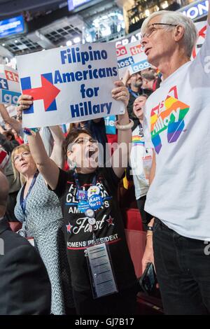 Les délégués à la vôtre pour Hillary Rodham Clinton lors de l'appel nominal pendant le 2e jour de la Convention Nationale Démocratique à la Wells Fargo Center le 26 juillet 2016 à Philadelphie, Pennsylvanie. Banque D'Images