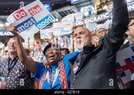 Les délégués à la vôtre pour Hillary Rodham Clinton lors de l'appel nominal pendant le 2e jour de la Convention Nationale Démocratique à la Wells Fargo Center le 26 juillet 2016 à Philadelphie, Pennsylvanie. Banque D'Images