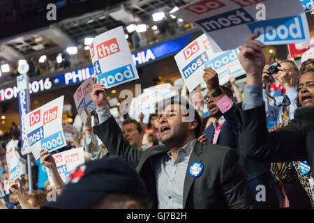 Les délégués à la vôtre pour Hillary Rodham Clinton lors de l'appel nominal pendant le 2e jour de la Convention Nationale Démocratique à la Wells Fargo Center le 26 juillet 2016 à Philadelphie, Pennsylvanie. Banque D'Images