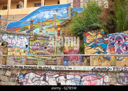 Art de rue colorés décorant les ruelles et bâtiments du patrimoine mondial de l'UNESCO ville portuaire de Valparaiso au Chili. Banque D'Images