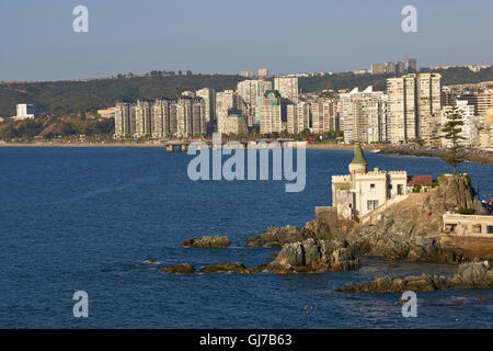 Bâtiment historique (Château Wulff) construit sur la côte rocheuse du Pacifique du centre du Chili à Vina del Mar. Banque D'Images