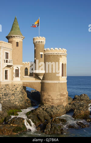 Bâtiment historique Wulff Château bâti sur la côte rocheuse du Pacifique du centre du Chili à Vina del Mar. Banque D'Images