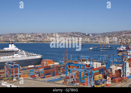 Grand paquebot amarré dans le patrimoine mondial de l'Unesco ville portuaire de Valparaiso au Chili. Banque D'Images