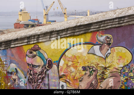 Art de rue colorés décorant les ruelles et bâtiments du patrimoine mondial de l'UNESCO ville portuaire de Valparaiso au Chili. Banque D'Images