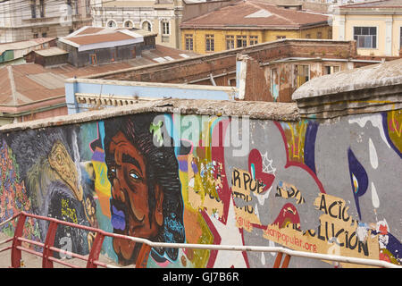 Art de rue colorés décorant les ruelles et bâtiments du patrimoine mondial de l'UNESCO ville portuaire de Valparaiso au Chili. Banque D'Images