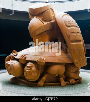 Sculpture en bois de cèdre jaune par Bill Reid appelé 'Le Corbeau et les premiers hommes' Banque D'Images