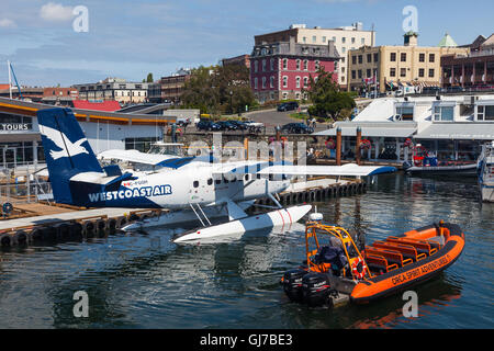 Scène mouvementée avec des bateaux et des avions dans le port de Victoria, Canada Banque D'Images