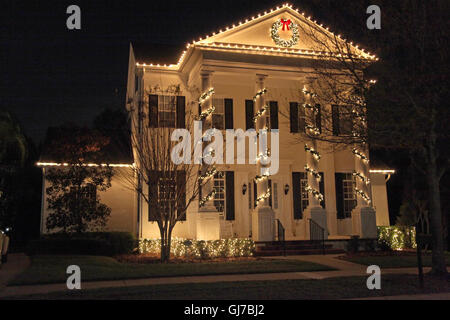 Une maison coloniale avec beaucoup de lumières de Noël Banque D'Images