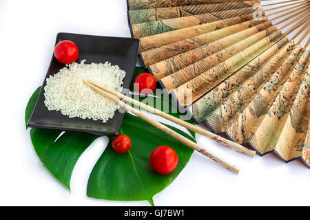 Ensemble Oriental de riz, tomates, baguettes, vert feuille et transp Banque D'Images