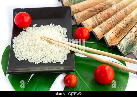 Ensemble Oriental de riz, tomates, baguettes, vert feuille et transp Banque D'Images