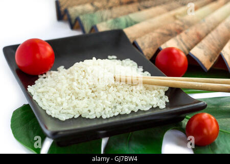 Ensemble Oriental de riz, tomates, baguettes, vert feuille et transp Banque D'Images