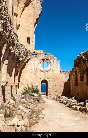L'Abbaye de Bellapais, ou 'L'Abbaye de la paix" (du français : Abbaye de la Paix), est la ruine d'un monastère à Kyrenia, Chypre. Banque D'Images