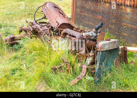 Tracteur à l'abandon l'abandon en stade avancé de la rouille en morceaux Banque D'Images