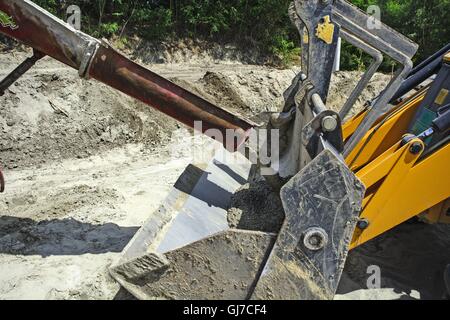 Béton liquide de commutation du mélangeur dans une cuillère pelle. Banque D'Images