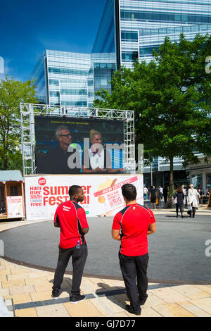 Go équipe sur grand écran à partir de Lyric Square à Hammersmith , London, W6, UK Banque D'Images