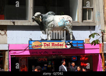 La libération animale graffiti sur une entrée de Del Rodeo hamburger cafe, Bogota, Colombie Banque D'Images