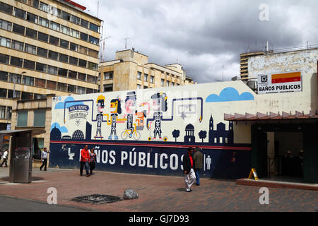 "L'Art et du sport dans l'éducation publique' fresque sur mur de toilettes publiques dans le centre-ville, à Bogotá, Colombie, Banque D'Images