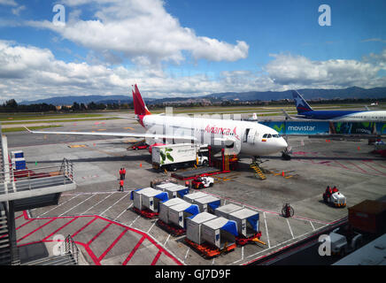 L'avion de ligne Avianca Airbus A330 est en préparation pour le prochain vol sur la rampe d'accès à l'aérogare de l'aéroport international El Dorado, Bogotá, Colombie Banque D'Images