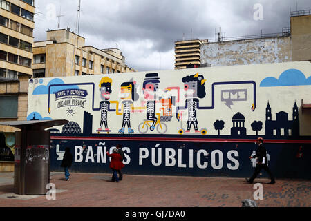 "L'Art et du sport dans l'éducation publique' fresque sur mur de toilettes publiques dans le centre-ville, à Bogotá, Colombie, Banque D'Images