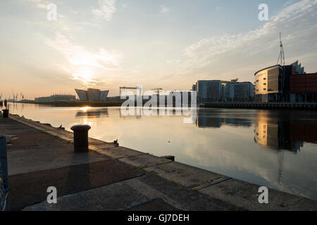 Titanic, bâtiment et studios avec les célèbres grues Harland et Wolff, Samson et Goliath, Belfast Banque D'Images