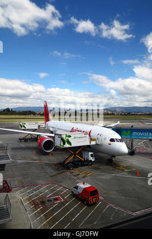 Avianca Airbus A330 sur la rampe d'accès à l'extérieur du terminal de l'aéroport international El Dorado, Bogotá, Colombie Banque D'Images