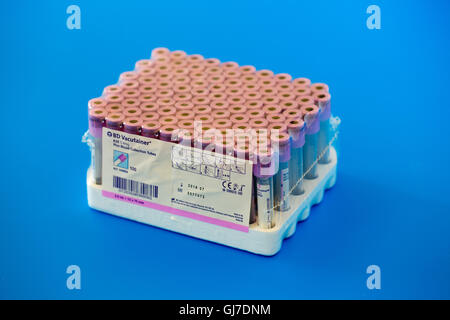 Berlin, Allemagne - 15 mai 2014 : BD Vacutainer tubes, tubes à vide pour recueillir des échantillons de sang dans le laboratoire Banque D'Images