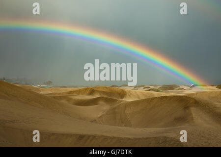 Rainbow in desert Banque D'Images